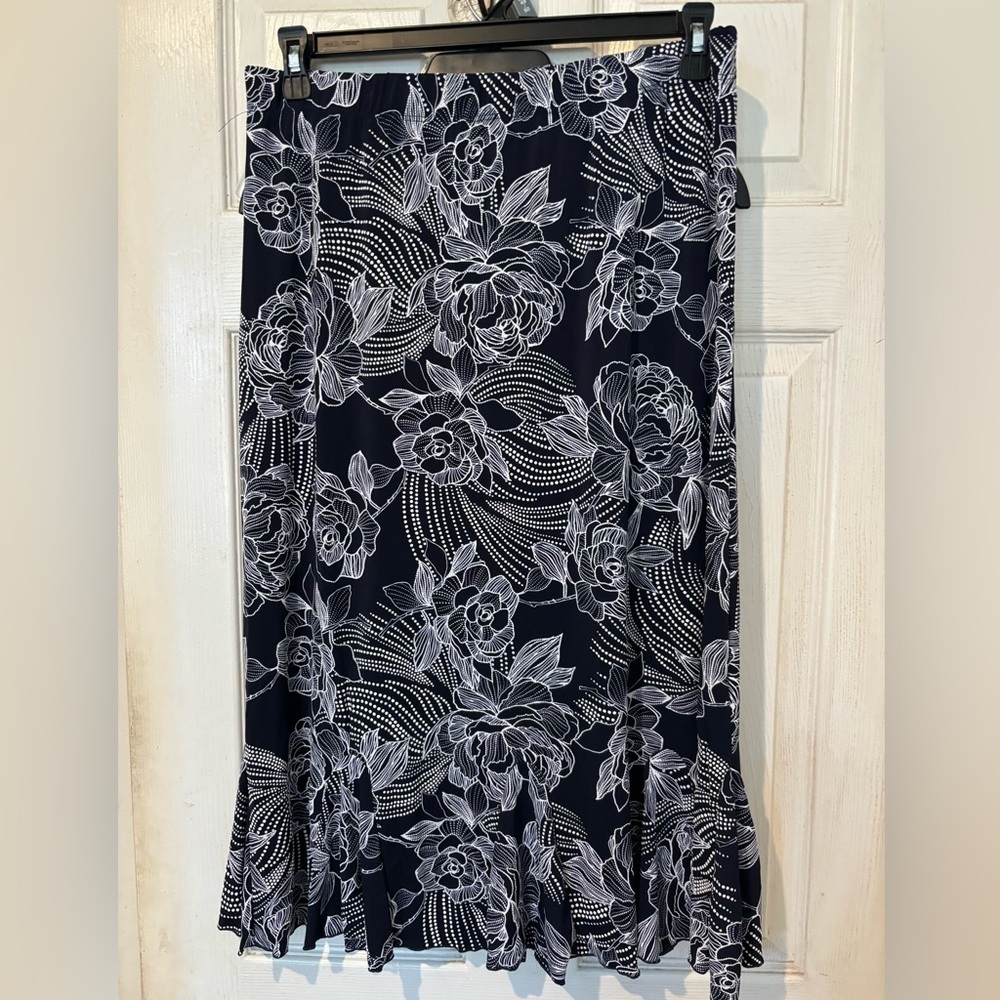 NWOT SJS Navy and White Textured Floral Design Knit Skirt